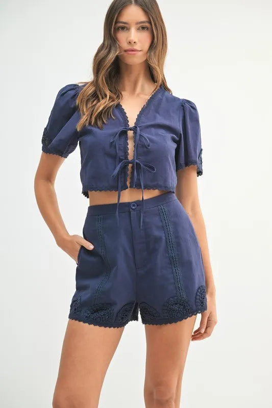 Pauline – Mable Crochet Lace Detail Crop Top und Shorts Set