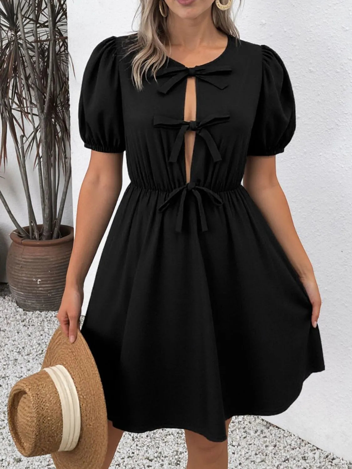 Julia – Verspieltes mini-kleid mit bindeband und puffärmeln