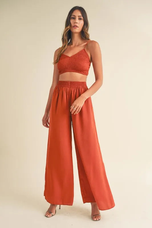 Viktoria – Mable smocked bralette crop top und weite hosen set