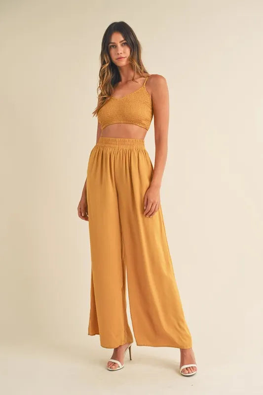 Lena – Mable smocked bralette crop top und weite hosen set