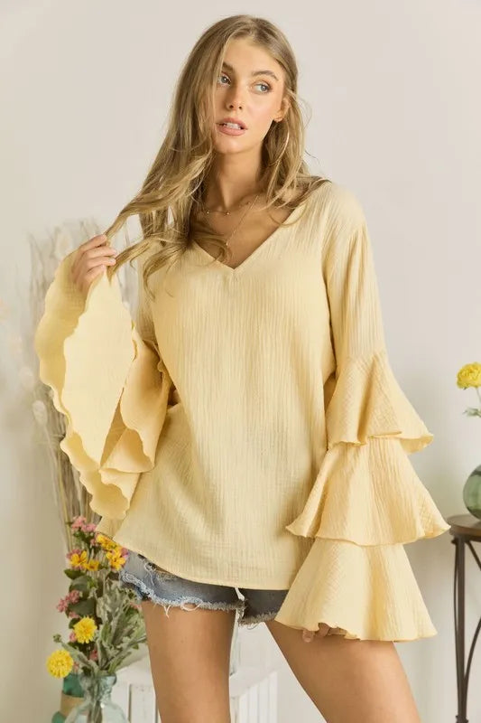 Charlotte – ADORA Layered Bell Sleeve Blouse mit eleganten Ärmeln