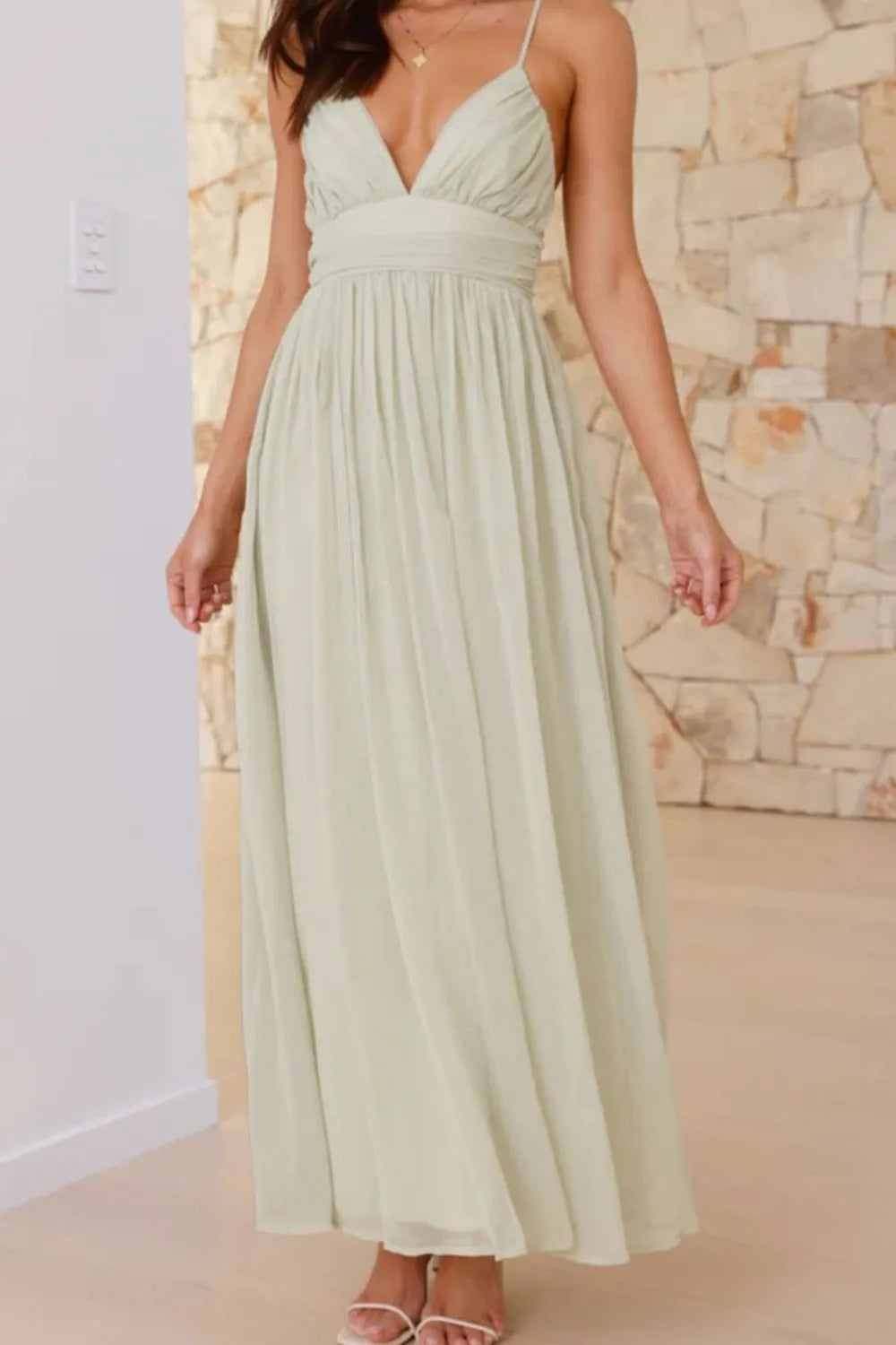 Malou – Verspieltes ruched v-neck cami dress mit charme