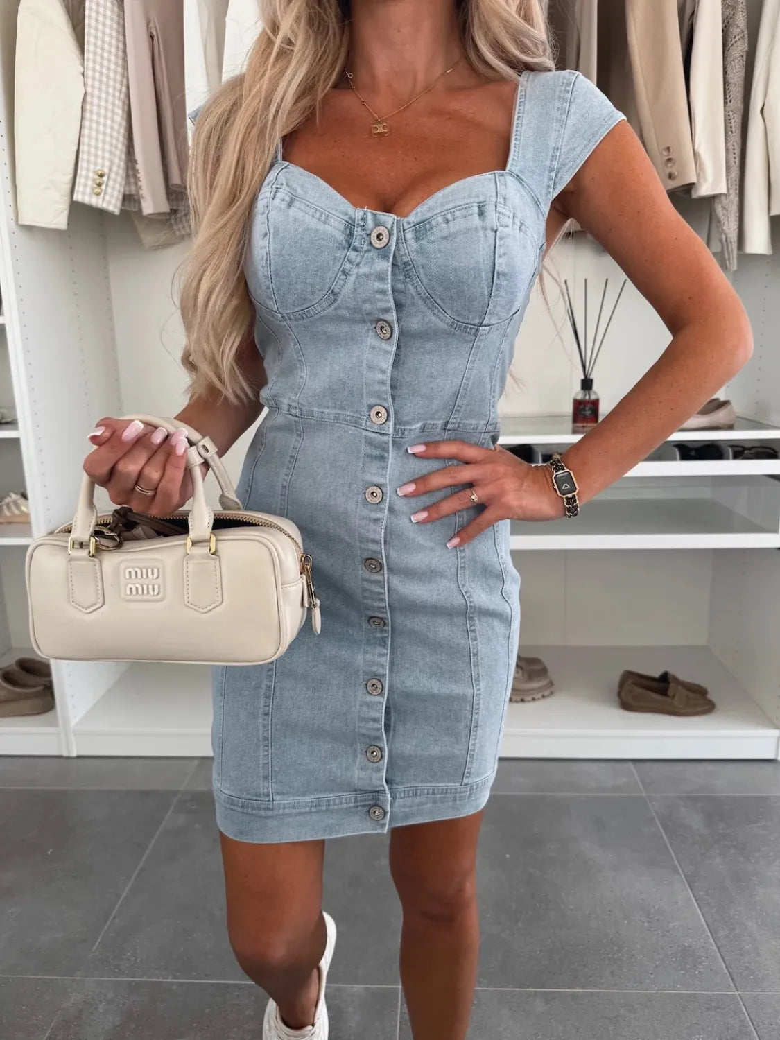 Hannah – Sweetheart neck cap sleeve denim dress mit charmantem Stil