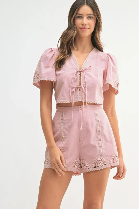 Ella – Mable Crochet Lace Detail Crop Top und Shorts Set