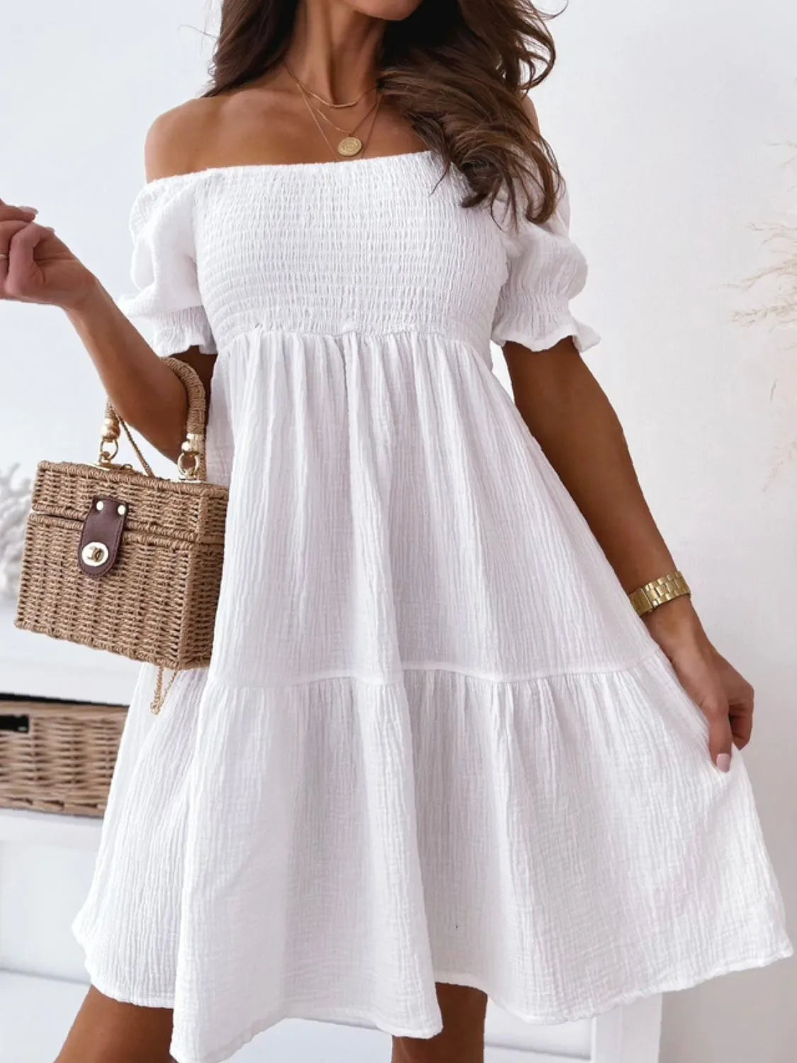 Emma – Smocked Off-Shoulder Mini Dress mit verspielt-romantischem Flair