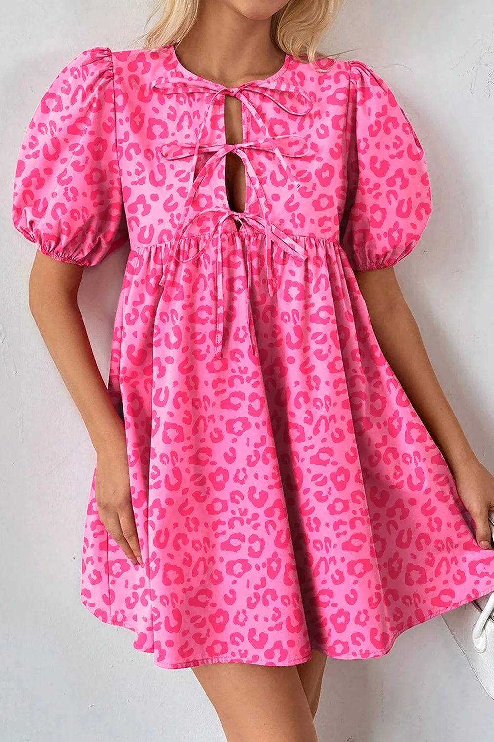 Marie – Verspieltes leopard kleid mit puffärmeln und bindeband