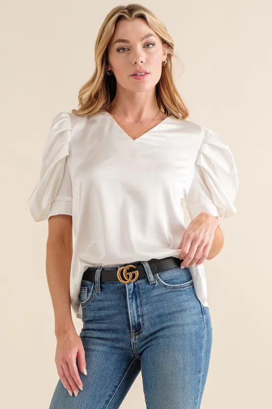 Sophie – Verspielte satinbluse mit puffärmeln und v-ausschnitt