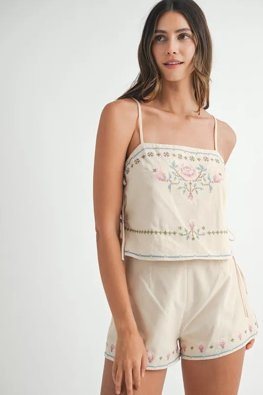 Lara – MABLE besticktes crop top und shorts set