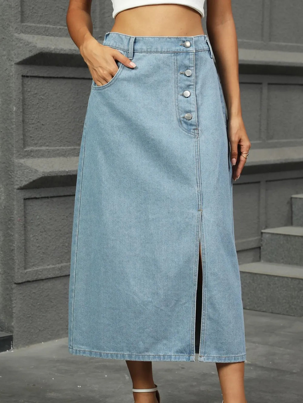 Clara – Slit Button Detail Denim Midi Rock mit modernen akzenten