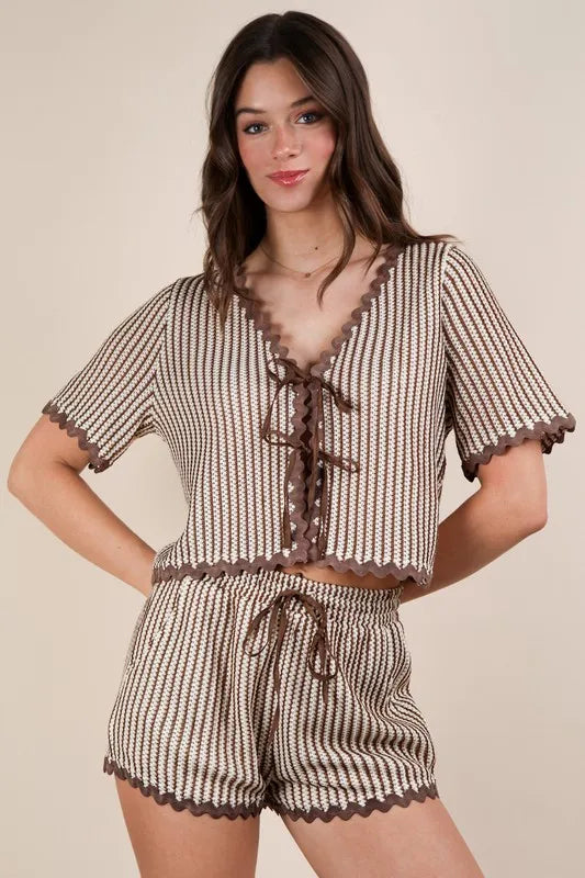 Frieda – Verspieltes knit top und shorts set mit wellen-details
