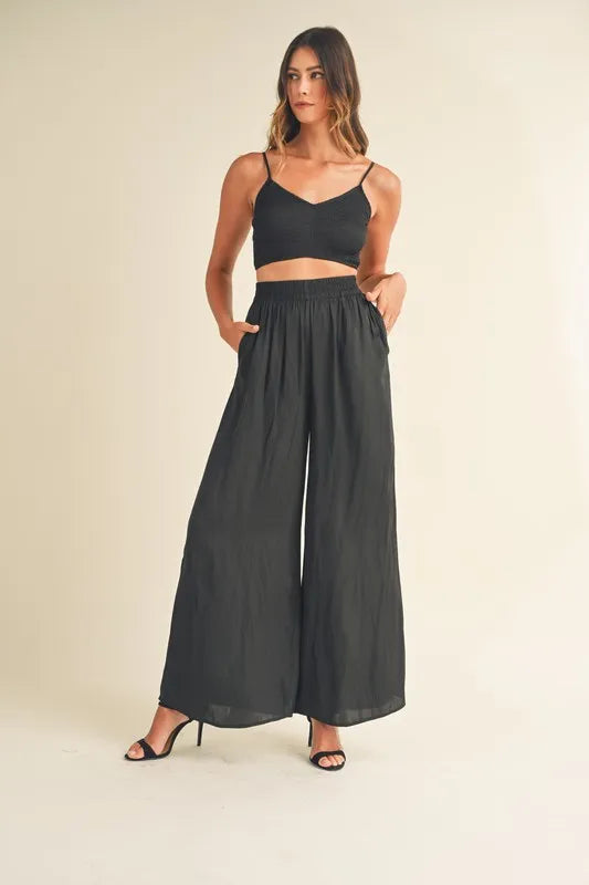 Clara – MABLE Smocked Bralette Crop Top und weite hosen set