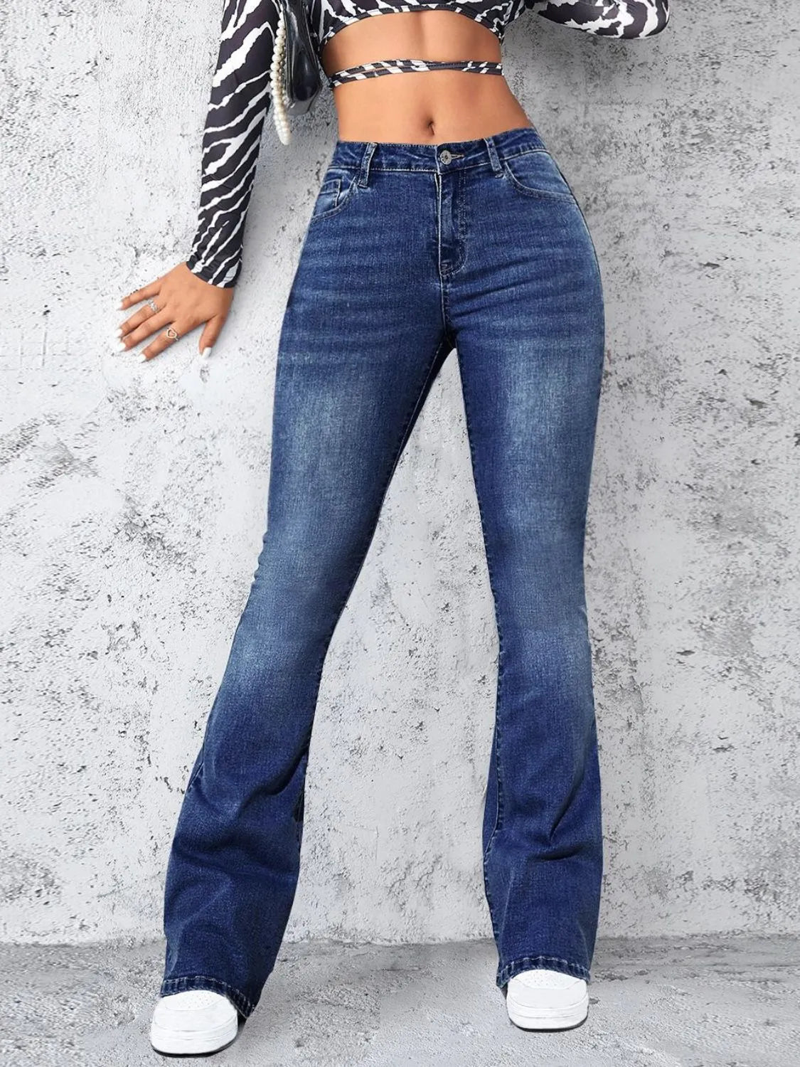 Renate – Hoch sitzende jeans mit taschen und elastischem bund