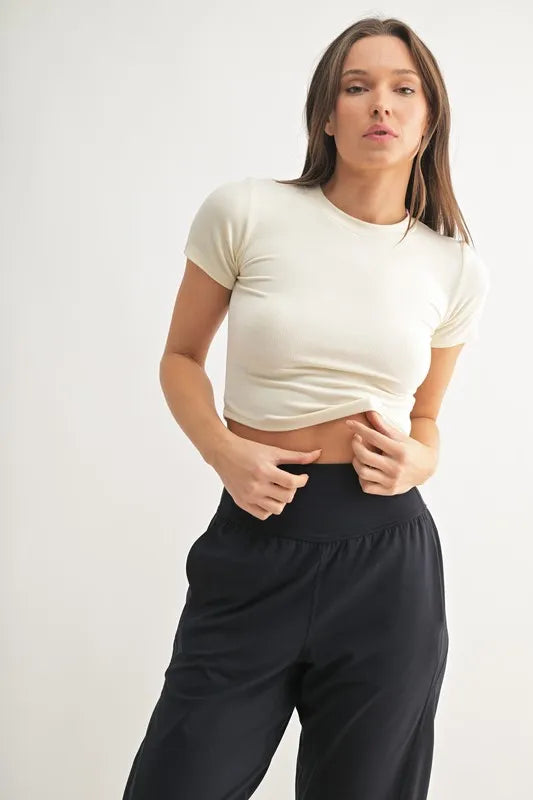 Laura – MODERNES MONO B Essential Micro-ribbed Cropped Tee