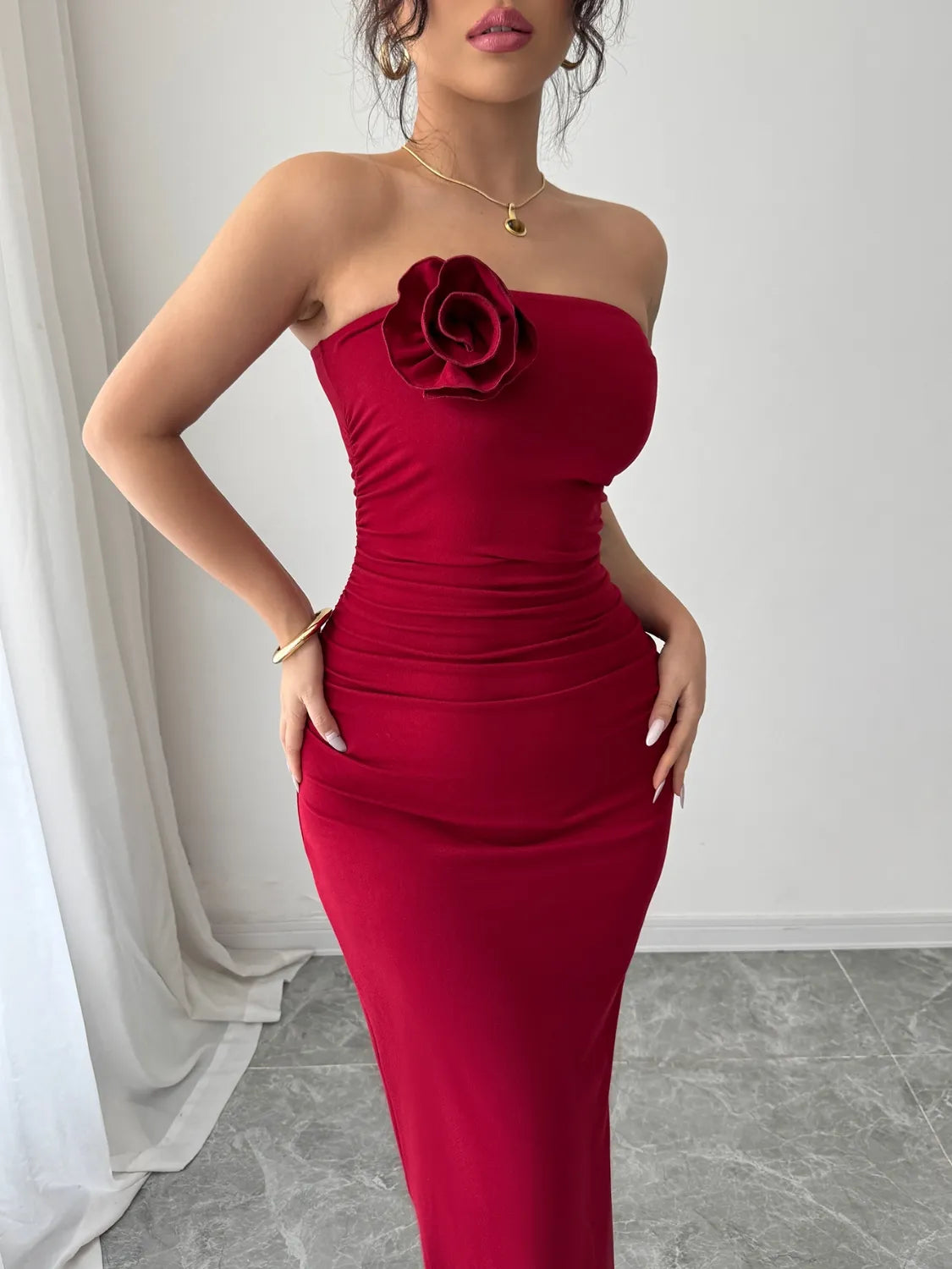 Daniela – Verspieltes slit back flower tube midi dress