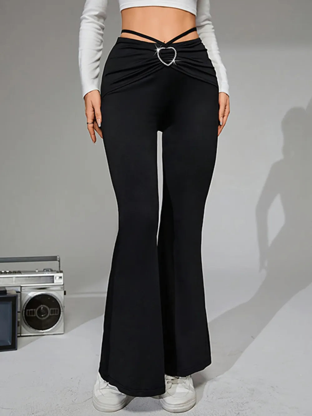 Julia – Modische flare pants mit herz schnalle und bindeband