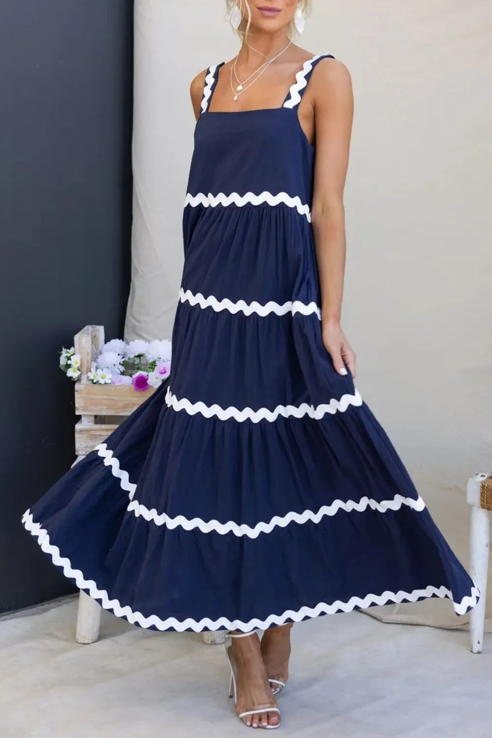 Anna – Stilvolles kleid mit quadratischem ausschnitt und kontrastdetails